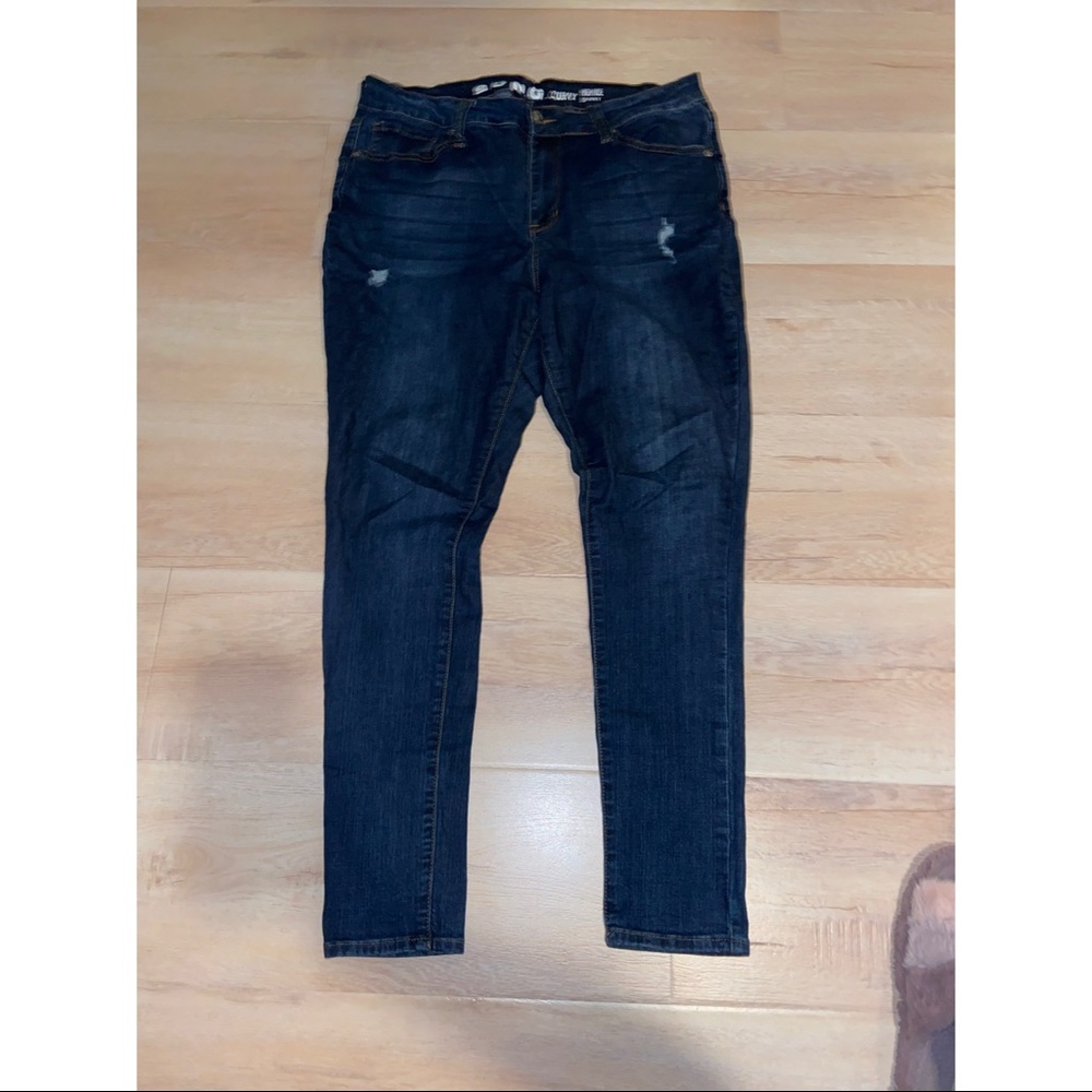 Light distressed jeans